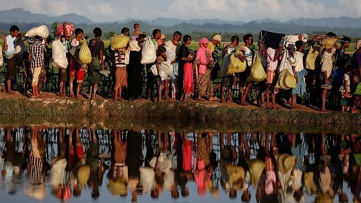 Rohingyas making their way to Bangladesh