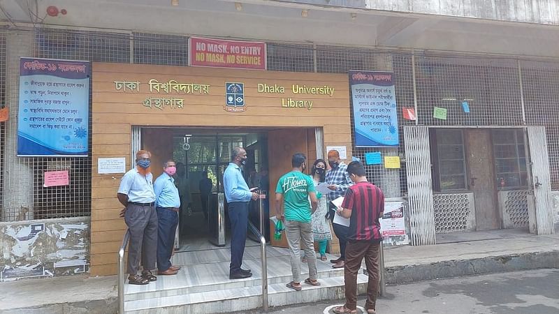 Students entering the Dhaka University central library maintaining health guidelines on 26 September 2021