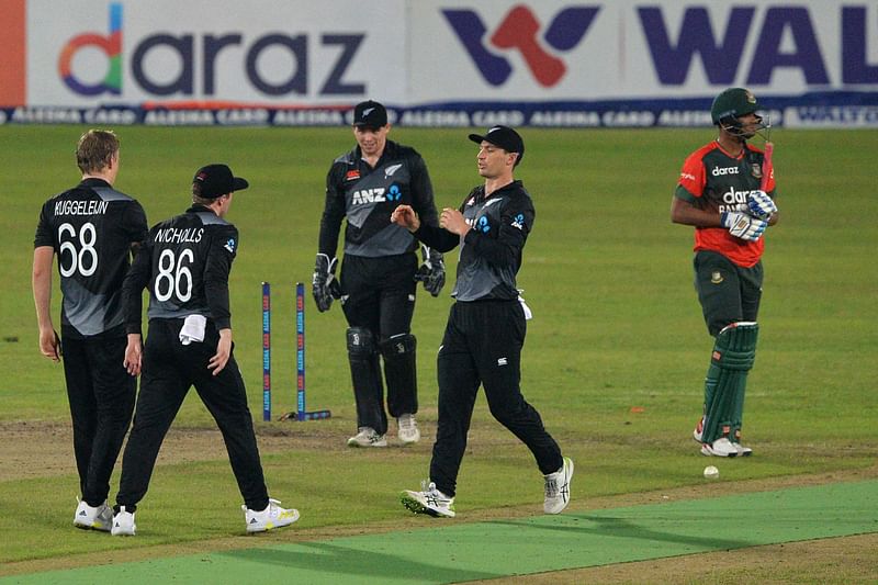 New Zealand's Scott Kuggeleijn (L) celebrates with teammates after taking the wicket of Bangladesh's Nasum Ahmed during the third Twenty20 international cricket match between Bangladesh and New Zealand at the Sher-e-Bangla National Cricket Stadium in Dhaka on 5 September, 2021