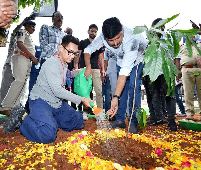 Aamir Khan takes part in ‘Green India Challenge’