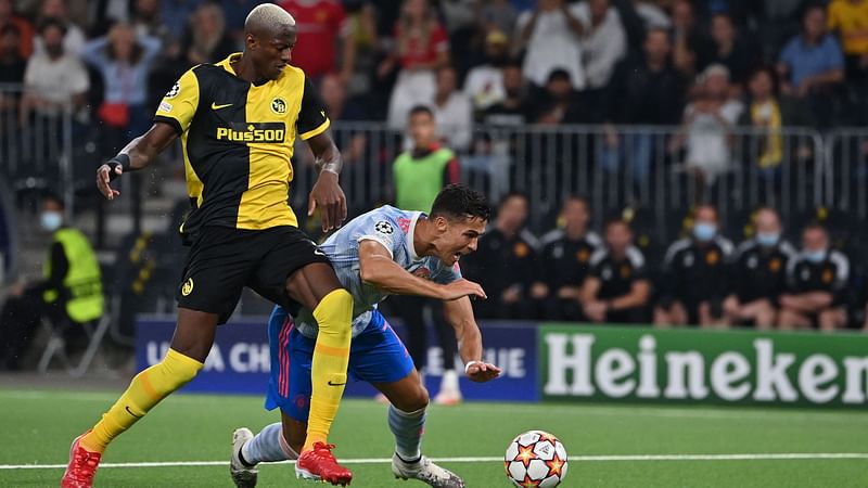 Manchester United's Portuguese striker Cristiano Ronaldo (R) and Young Boys' Guinean defender Mohamed Ali Camara (L) fight for the ball during the UEFA Champions League Group F football match between Young Boys and Manchester United at Wankdorf stadium in Bern, on 14 September, 2021