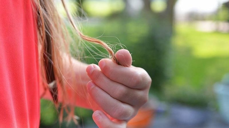 Oiling the hair helps by preventing the hair from becoming dry and by sealing the cuticle and helping the hair strands heal