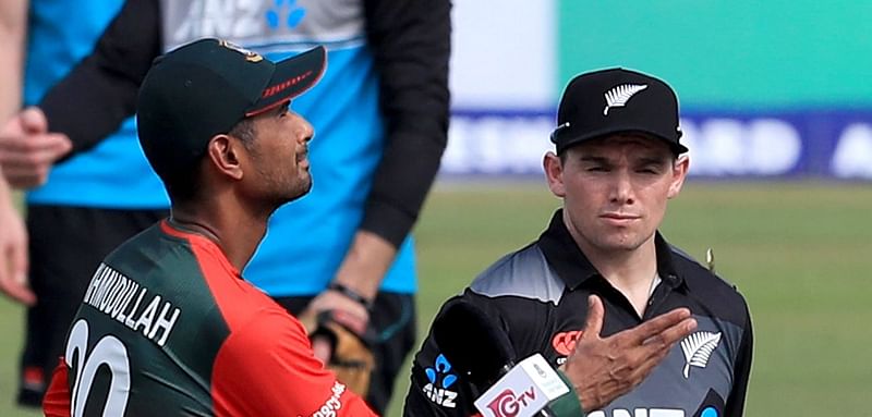 Bangladesh skipper Mahmudullah (L) throws the coin during toss as New Zealand skipper Tom Latham watches