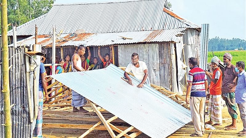 People are rebuilding their houses after their homes were destroyed in communal attacks. The picture was taken from Borokarimpur of Majipara village in Pirganj upazila of Rangpur on Thursday noon.