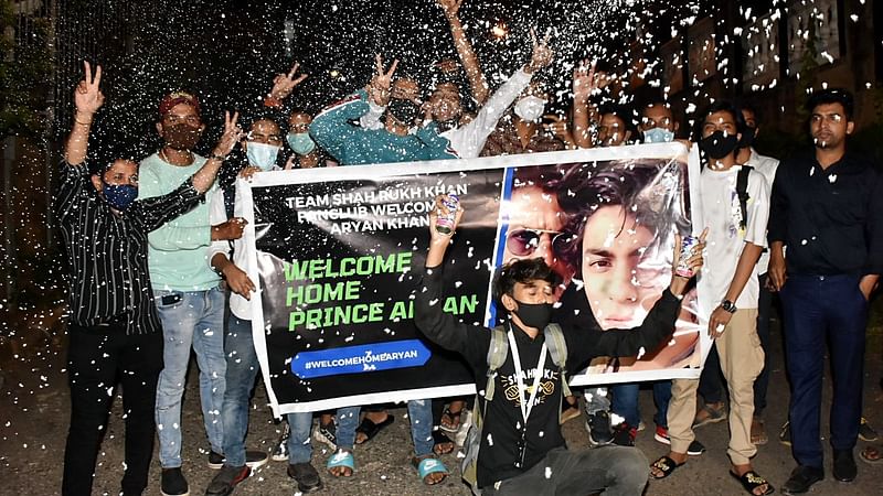 Bollywood actor Shah Rukh Khan fans celebrate outside his residence 'Mannat' after Bombay High Court granted bail to his son Aryan Khan in a case related to the drugs-on-cruise case, in Mumbai on 29 October 2021