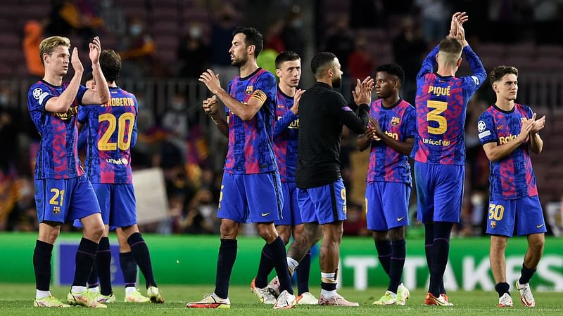 Barcelona's players applaud at the end of the UEFA Champions League Group E football match between FC Barcelona and Dynamo Kiev at the Camp Nou stadium in Barcelona on 20 October, 2021