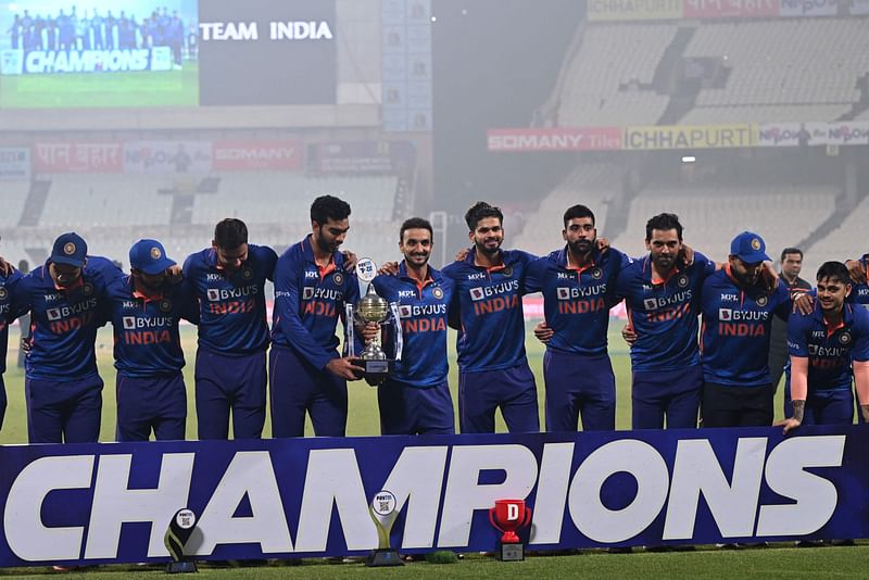 India's cricketers pose with the Paytm T20 trophy after winning the third Twenty20 International cricket match between India and New Zealand at the Eden Gardens in Kolkata on 21 November, 2021