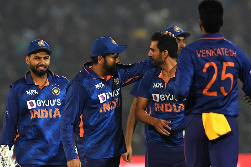 India's Deepak Chahar (2R) celebrates with teammates after the dismissal of New Zealand's Martin Guptill (not pictured) during the first Twenty20I cricket match between India and New Zealand at the Sawai Mansingh stadium in Jaipur on 17 November, 2021