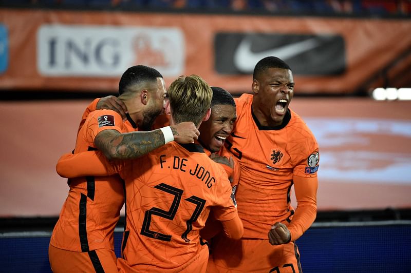 Netherlands' forward Steven Bergwijn (C) celebrates with teammates after scoring his team's first goal during the FIFA World Cup Qatar 2022 qualifying round Group G football match between Netherlands and Norway at the Feijenoord stadium in Rotterdam on 16 November, 2021