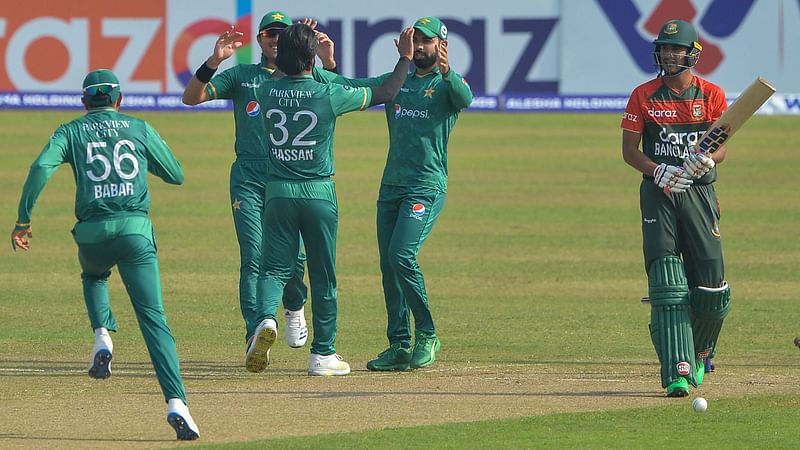 Pakistan's Hasan Ali (#32) celebrates with teammates after dismissing Bangladesh's Mohammad Naim (R) during the first Twenty20 international cricket match between Bangladesh and Pakistan at the Sher-e-Bangla National Cricket Stadium in Dhaka on 19 November, 2021