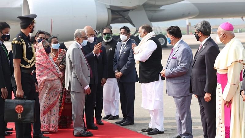 Bangladesh president M Abdul Hamid and First Lady Ms. Rashida Hamid welcome Indian president Ram Nath Kovind and First Lady Smt. Savita Kovind, as they arrive in Dhaka on 15 December 2021