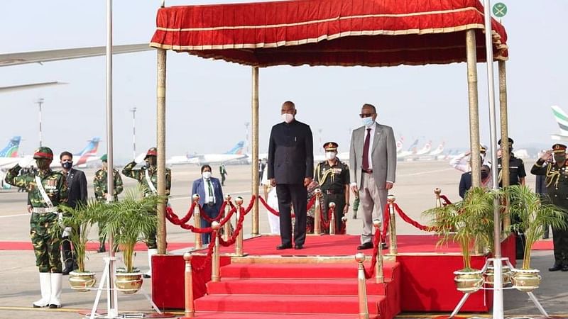 Bangladesh president M Abdul Hamid welcome Indian president Ram Nath Kovind as he arrives in Dhaka on 15 December 2021