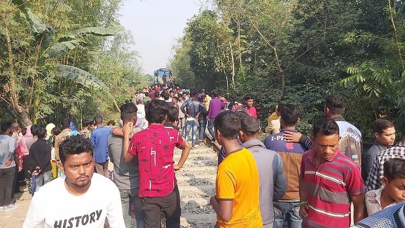 Villagers at the spot of the accident in Nilphamari sadar upazila on 8 December 2021