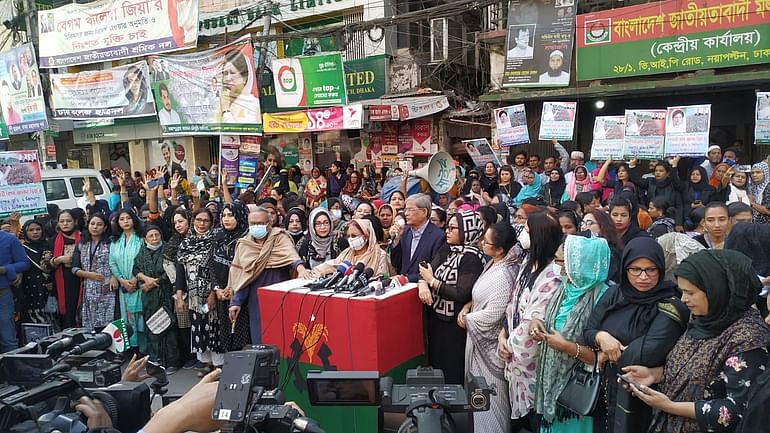 BNP secretary general Mirza Fakhrul Islam Alamgir addresses a demonstration organised by Jatiyatabadi Mohila Dal in the capital's Naya Paltan area on 1 December 2021