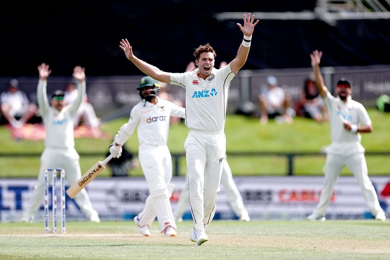 New Zealand's Tim Southee (C) appeals for a LBW call on Bangladesh's Shadman Islam (C-L) during day three of the second cricket test match between New Zealand and Bangladesh in Christchurch on 11 January, 2022