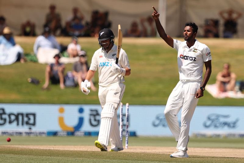 Bangladesh's Ebadot Hossain (R) celebrates the wicket of New Zealand's Ross Taylor during the fifth day of the first cricket Test match between New Zealand and Bangladesh at the Bay Oval in Mount Maunganui on 5 January, 2022