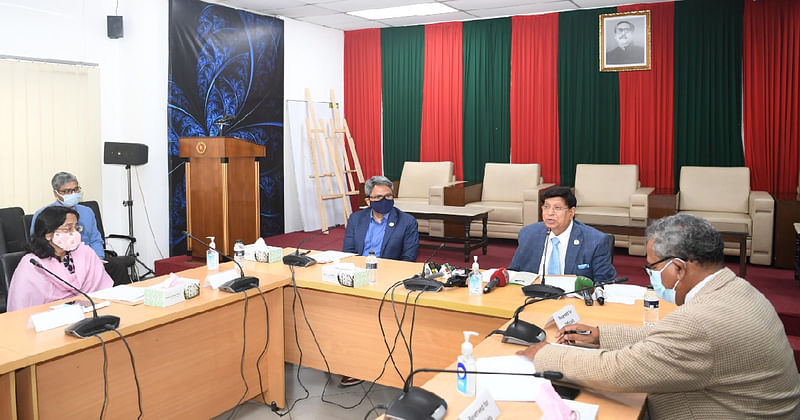 Foreign minister AK Abdul Momen (2nd R) talks to media at his secretariat office about the discovery of natural gas hydrate deposit in Bay on 5 January 2022