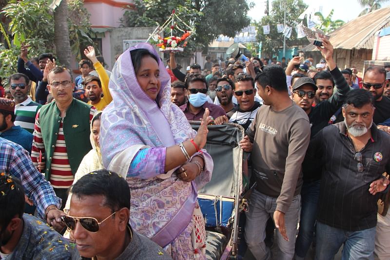 Selina Hayat Ivy of Awami League runs public campaign ahead of the mayoral election of the Narayanganj City Corporation, in the city’s Baktarkandi area on 8 January 2022.