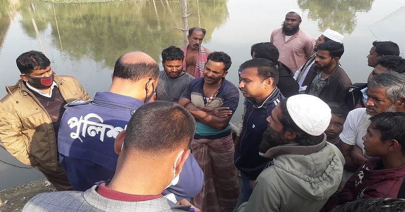 A policeman enquires about the recovery at the spot