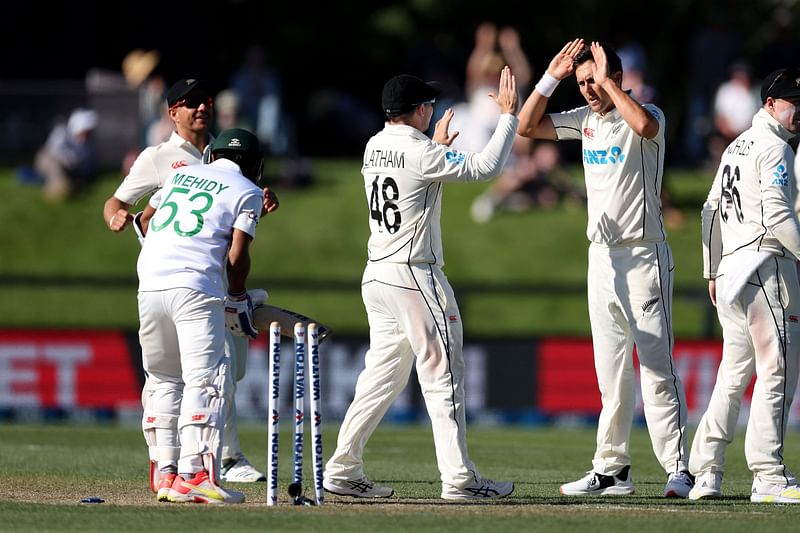 New Zealand's Trent Boult (R) celebrates taking his 300th test wicket of Bangladesh's Mehidy Hasan Miraz (L) on day two of the second cricket test match between New Zealand and Bangladesh in Christchurch on 10 January, 2022