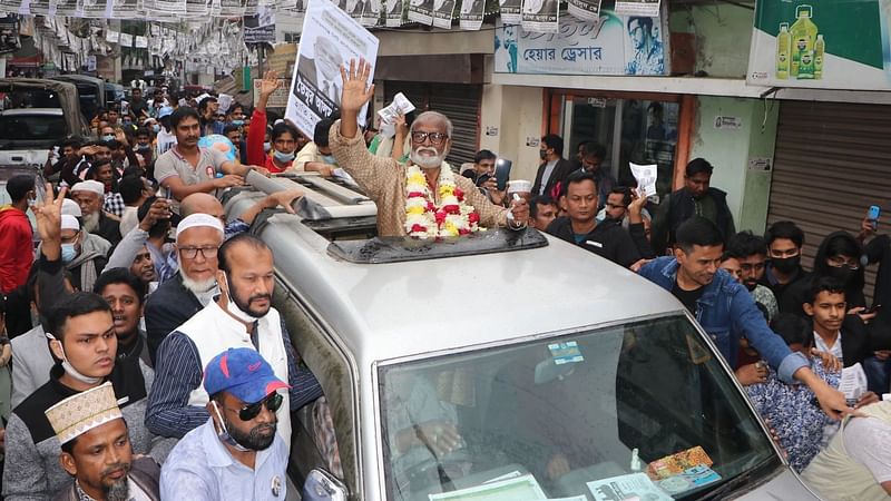 Independent mayoral candidate Taimur Alam Khandaker electioneers at Wilson Road in Bandar area of Narayanganj on 14 January 2022