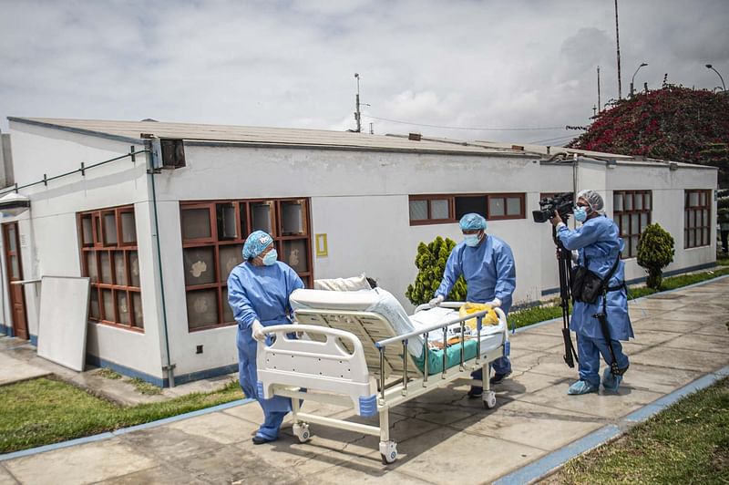 Health professionals assist a Covid-19 patient in the Intensive Care Unit of the Alberto Sabogal Sologuren Hospital, in Lima, on 12 January 2022