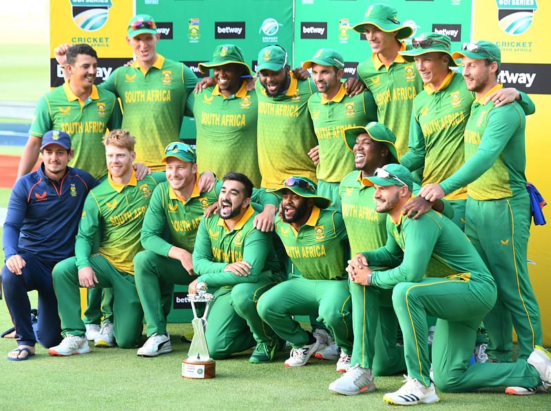 South Africa's cricketers led by captain Temba Bavuma (C/FRONT) pose with their winners trophy during a presentation ceremony after the third one-day international (ODI) cricket match between South Africa and India at Newlands Stadium in Cape Town on 23 January, 2022