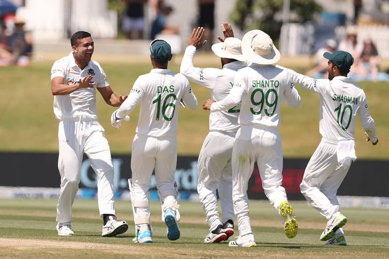 Bangladesh's Taskin Ahmed (L) celebrates the wicket of New Zealand's Tim Southee with teammates during the fifth day of the first cricket Test match between New Zealand and Bangladesh at the Bay Oval in Mount Maunganui on 5 January 2022