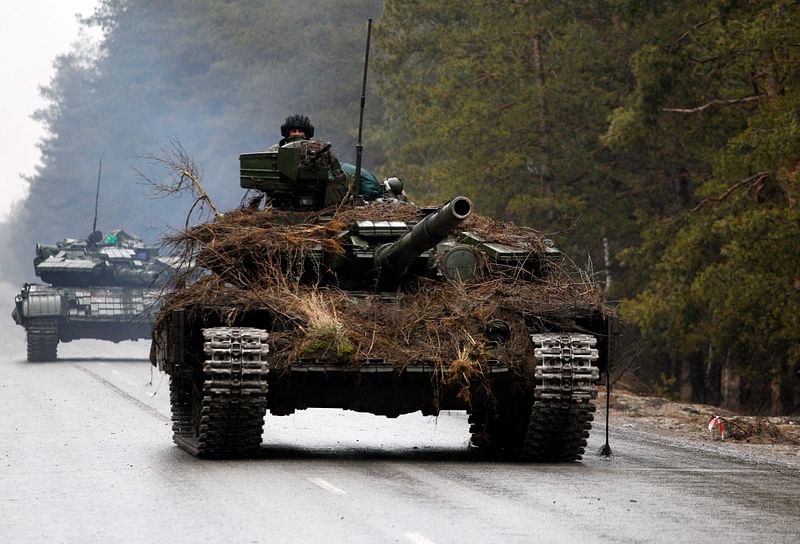 Ukrainian tanks move on a road before an attack in Lugansk region on 26 February, 2022