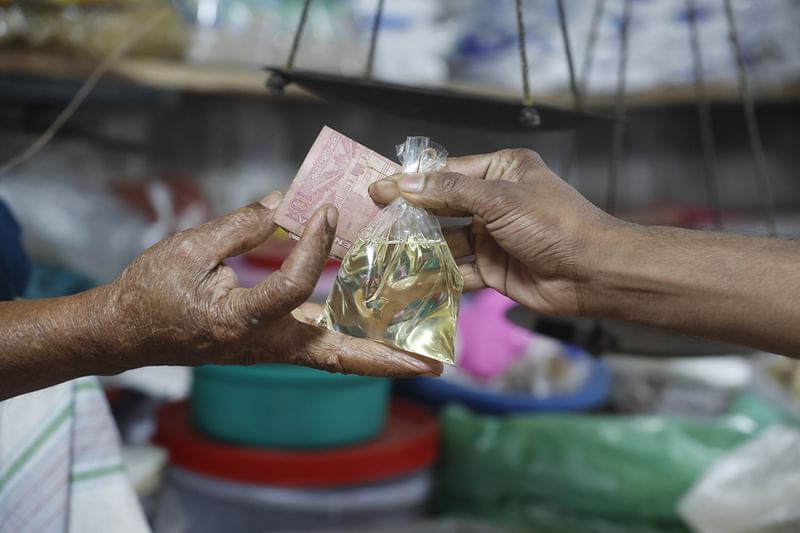 Middle class and low income people are suffering due to abnormal rise in oil prices. Buyers are now buying edible oil in plastic bags at a price of Tk 20 as they cannot afford to buy a whole bottle. The photo was taken from Tejkunipara in Tejgaon on 8 February.