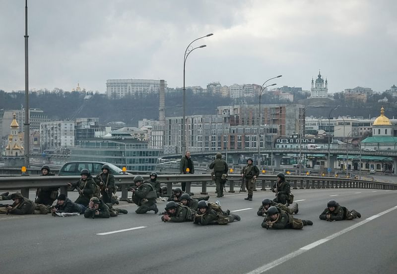 Servicemen of the Ukrainian National Guard take positions in central Kyiv, after Russia launched a massive military operation against Ukraine, on 25 February 2022