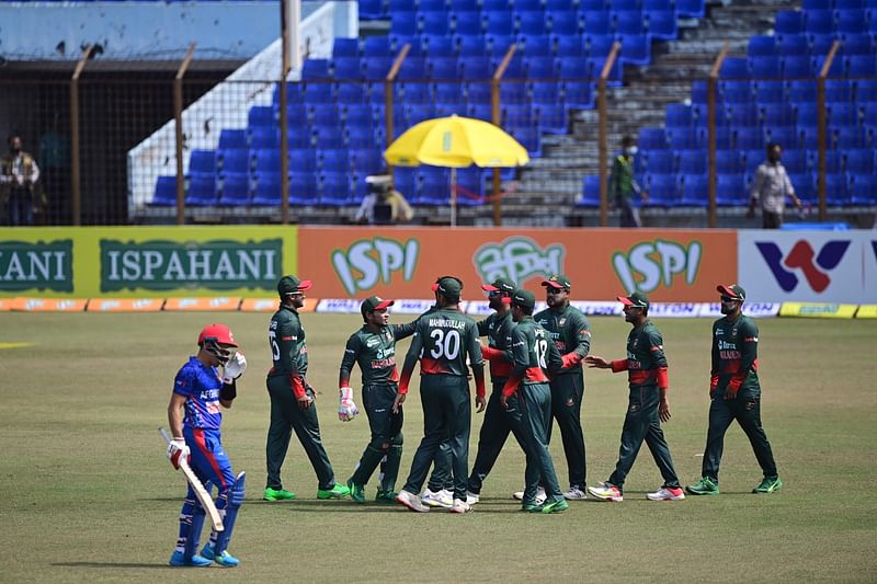 Bangladesh's cricketers celebrate after the dismissal of Afghanistan's Rahmanullah Gurbaz (L) during the first one-day international (ODI) cricket match between Afghanistan and Bangladesh at the Zahur Ahmed Chowdhury Stadium in Chittagong on 23 February 2022