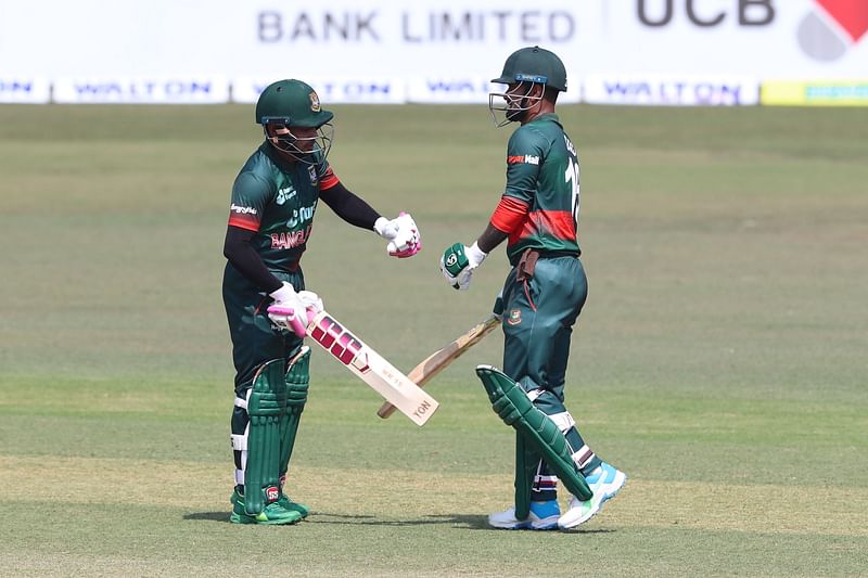 Liton Das (L) and Mushfiqur Rahim during the 202-run partnership in the second ODI against Afghanistan at Zahur Ahmed Chowdhury Stadium, Chattogram, on 25 February 2022