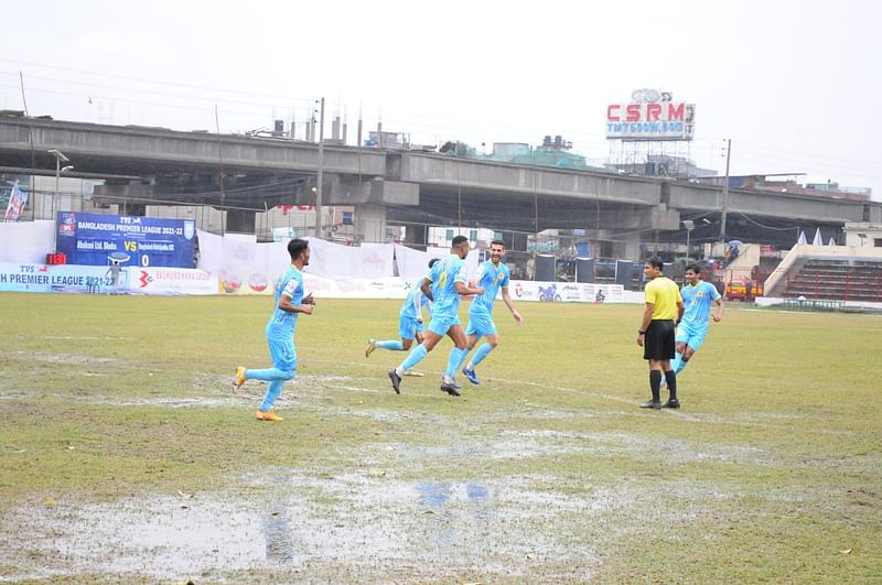 Brazilian striker Dorielton Gomes scores the goal for six-time champions Dhaka Abahani Limited against Muktijoddha Sangsad KC at Shaheed Ahsanullah Master Stadium in Tongi on 4 February 2022