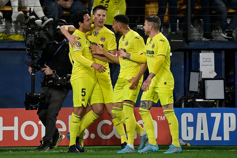 Villarreal's Spanish midfielder Daniel Parejo (L) celebrates with teammates after scoring his team's first goalduring the UEFA Champions League football match between Villarreal and Juventus at La Ceramica stadium in Vila-real on 22 February, 2022