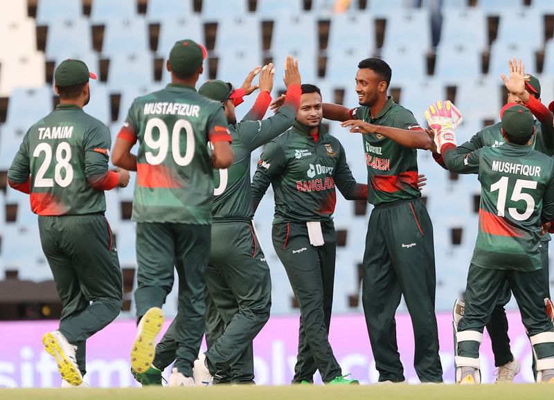 Bangladesh's Shoriful Islam (2R) celebrates with teammates after the dismissal of South Africa's Janneman Malan (not seen) during the first one-day international (ODI) cricket match between South Africa and Bangladesh at SuperSport Park in Centurion on 18 March 2022