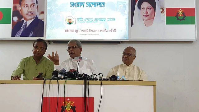 Mirza Fakhrul Islam Alamgir addressing a press briefing at the BNP chairperson's office in Gulshan on Friday