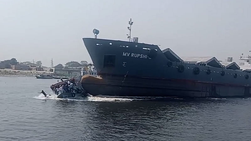 Cargo ship Rupshi-9 hits ML Ashrafuddin in Mahmudnagar area of Narayanganj on 20 march 2022.