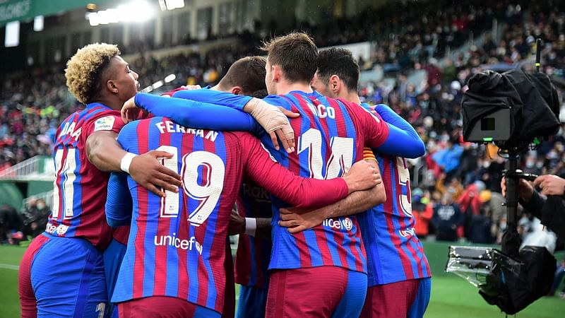 Barcelona players celebrate their second goal scored by Barcelona's Dutch forward Memphis Depay during the Spanish league football match between Elche CF and FC Barcelona at the Martinez Valero stadium in Elche on 6 March, 2022