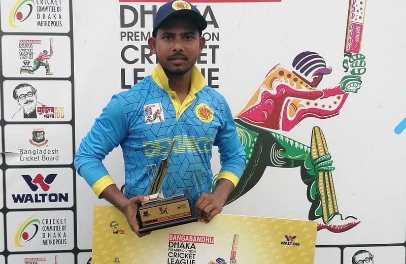 Abahani's Mosaddek Hossain Saikat with the man of the match award after the DPL match against Shinepukur Cricket Club at ULAB cricket ground on 30 March, 2022