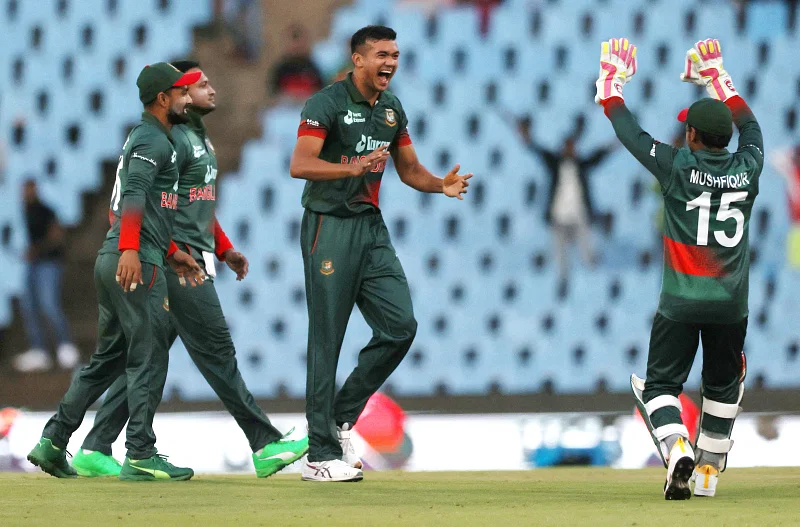 Bangladesh pacer Taskin Ahmed (C) celebrates a South Africa wicket in an One Day International match as Liton Kumar Das (L) and Shakib Al Hasan 2nd L) watch