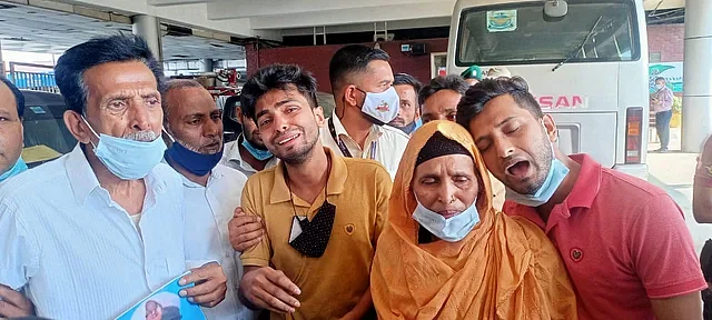 Sailor Hadisur's relatives burst into tears at Dhaka airport on 9 March 2022.