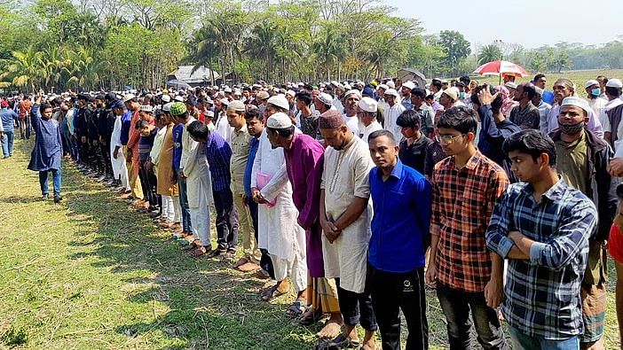 Hadisur's namaz-e-janaza was held at 10.00am in field near his house in Kadamtala village on Tuesday