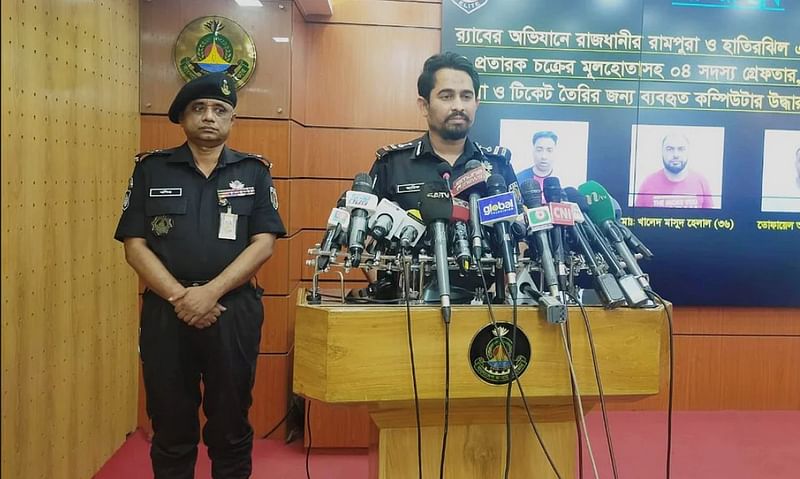 RAB-3 captain Lt Colonel Arif Mahiuddin briefing the newsmen at RAB's media centre in the capital's Karwan Bazar on 16 April 2022