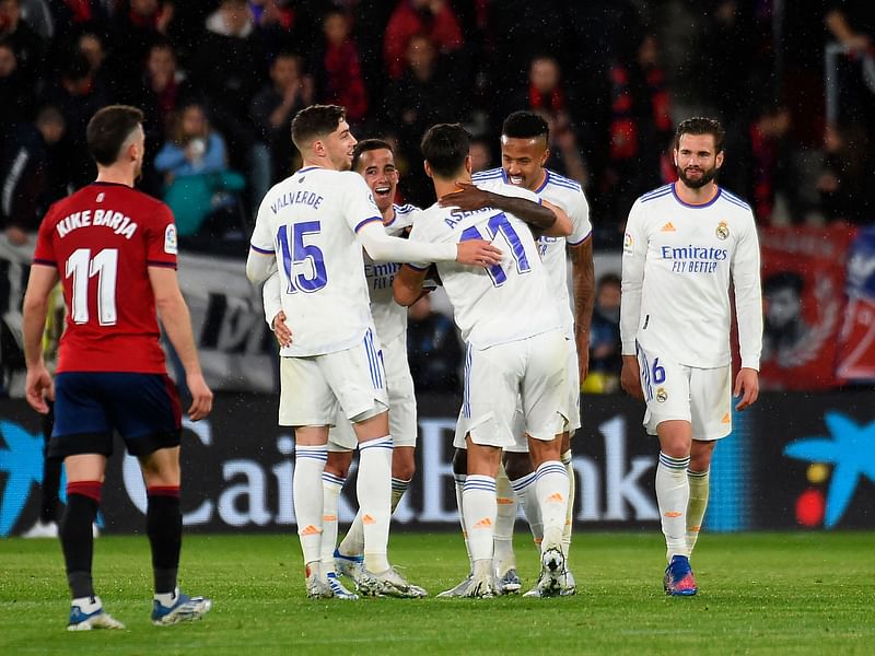 al Madrid's players celebrate at the end of the Spanish League football match between CA Osasuna and Real Madrid CF at El Sadar stadium in Pamplona on 20 April, 2022