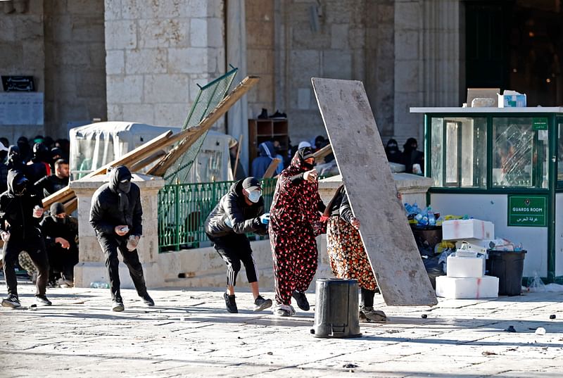 Palestinian demonstrators clash with Israeli police at Jerusalem's Al-Aqsa mosque compound on 15 April, 2022