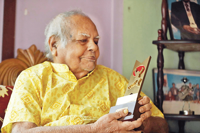 Former East Pakistan football and hockey team goalkeeper Ranjit Das looks on at his Grameenphone-Prothom Alo Lifetime Achievement award.