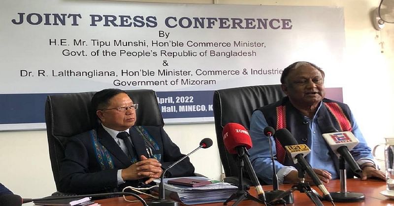 Commerce Minister Tipu Munshi (R) and Mizoram Minister of Commerce and Industries R Lalthangliana speak at a joint press briefing