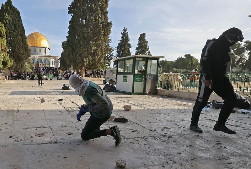 Palestinian demonstrators clash with Israeli police at Jerusalem's Al-Aqsa mosque compound on 22 April, 2022