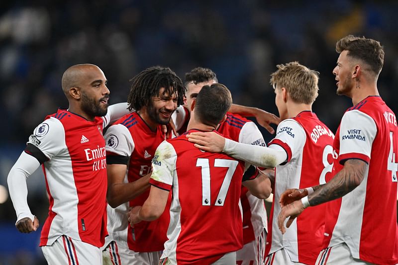 Arsenal's players celebrate on the final whistle in the English Premier League football match between Chelsea and Arsenal at Stamford Bridge in London on 20 April, 2022.